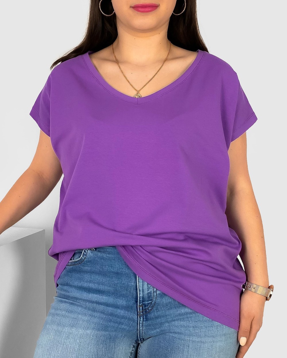 T-shirt damski plus size w kolorze fioletowym nietoperz dekolt w serek  V-neck Roxa - MALOMA - sklep z odzieżą damską, bluzki, t-shirty, bluzy,  duże rozmiary, plus size