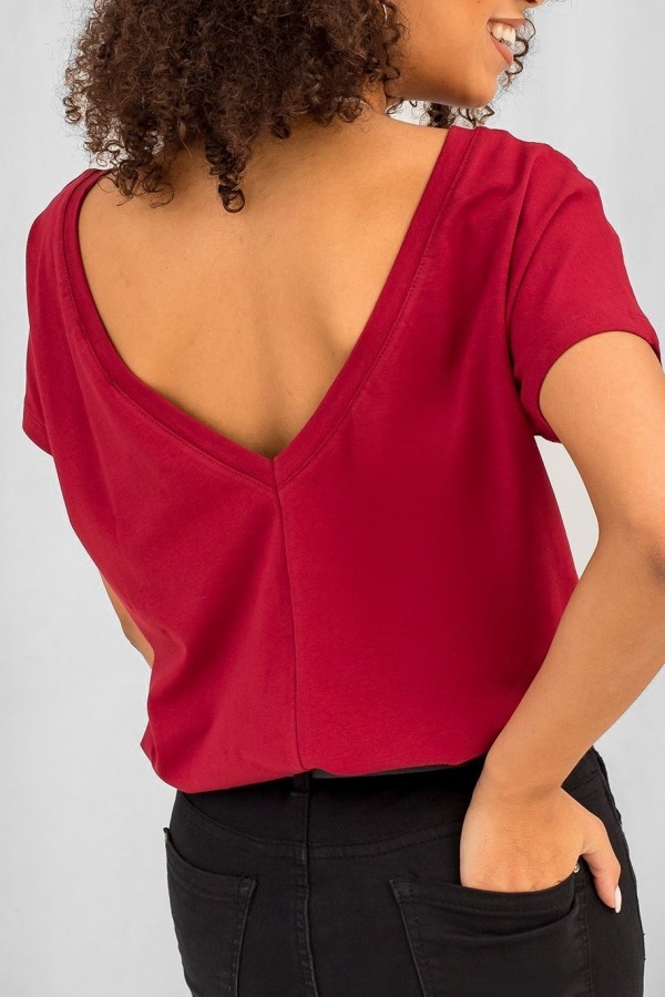 Bluzka damska w kolorze bordowym basic dekolt na plecach w serek v-neck caro