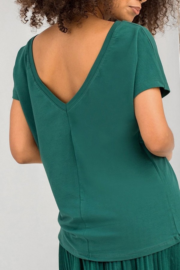 Bluzka damska w kolorze zielonym basic dekolt na plecach w serek v-neck caro