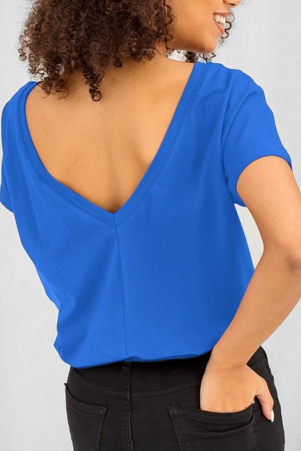 Bluzka damska w kolorze niebieskim basic dekolt na plecach w serek v-neck caro 1