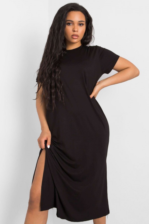 Sukienka plus size z wiskozy w kolorze czarnym z rozcięciem Mahima 1