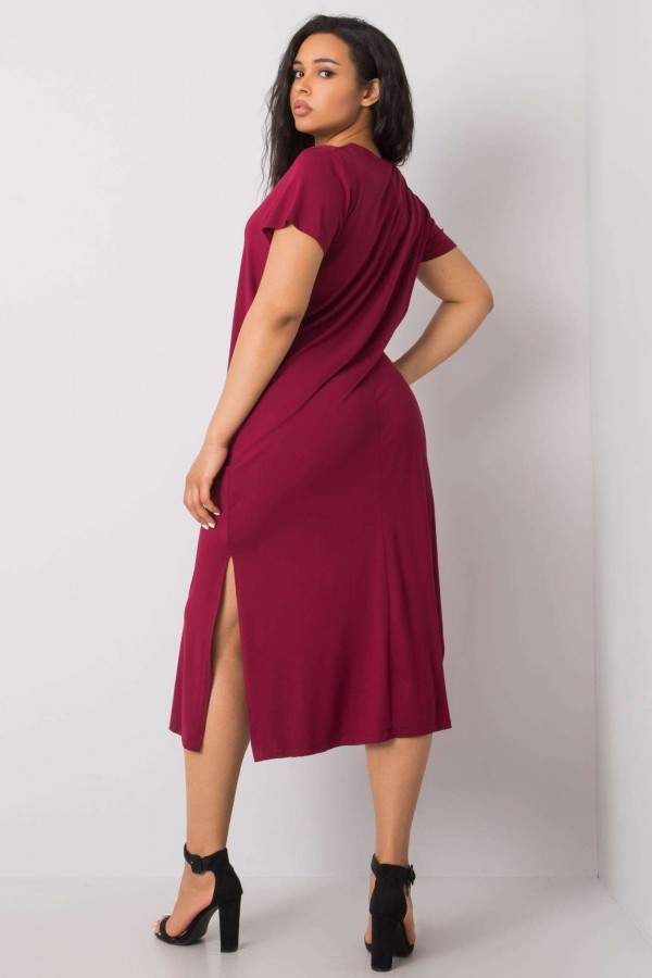 Sukienka plus size z wiskozy w kolorze bordowym z rozcięciem Mahima 3
