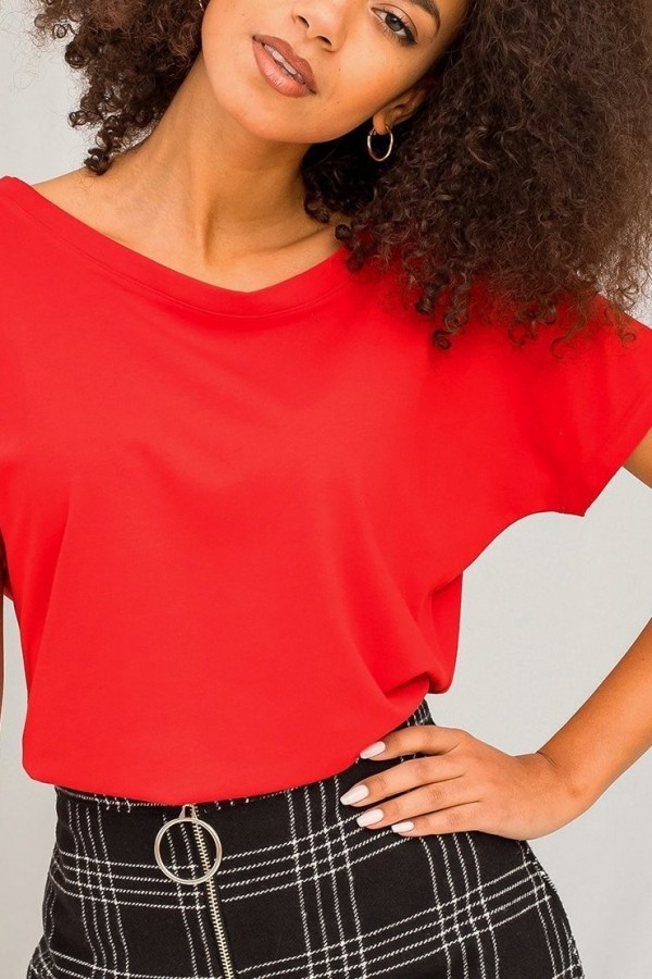 Bluzka damska w kolorze czerwonym basic dekolt na plecach w serek v-neck caro 4