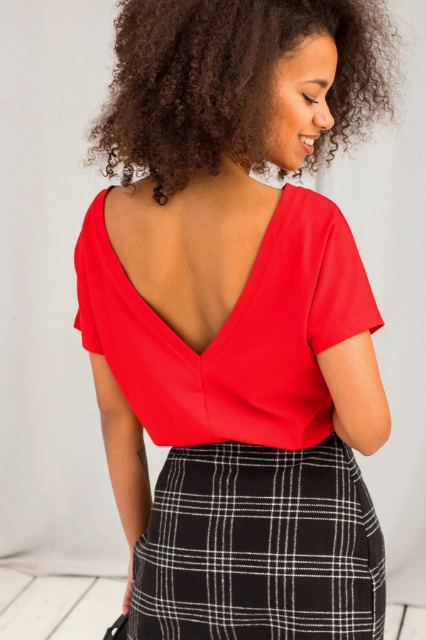 Bluzka damska w kolorze czerwonym basic dekolt na plecach w serek v-neck caro 3