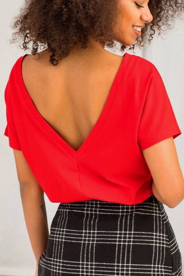 Bluzka damska w kolorze czerwonym basic dekolt na plecach w serek v-neck caro