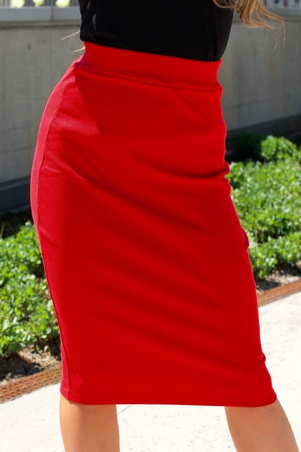 Prążkowa ołówkowa spódnica w kolorze czerwonym midi
