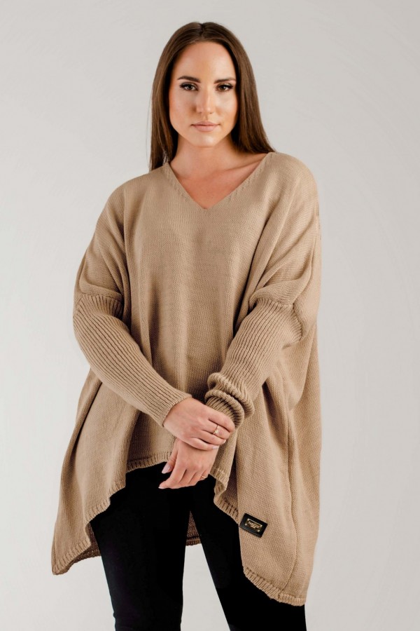Sweter damski oversize w kolorze beżowym asymetryczne boki dekolt V Aries