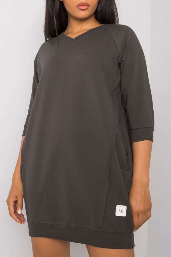 Sukienka dresowa z kieszeniami w kolorze khaki dekolt w serek V Kesi