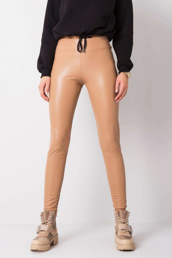Modelujące ciepłe legginsy spodnie w kolorze jasnego brązu z eko skóry