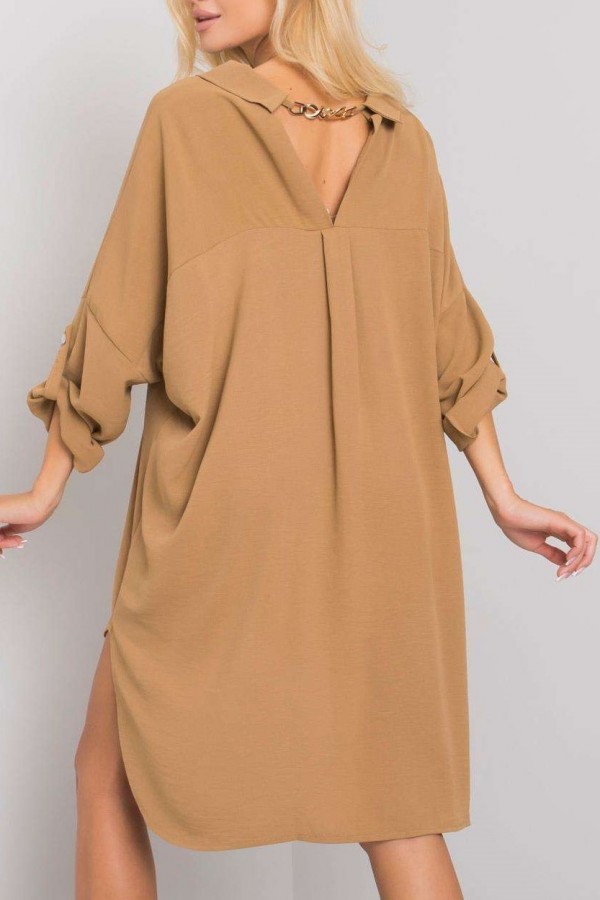 Koszulowa sukienka oversize w kolorze camelowym z dłuższym tyłem złoty łańcuch Megg