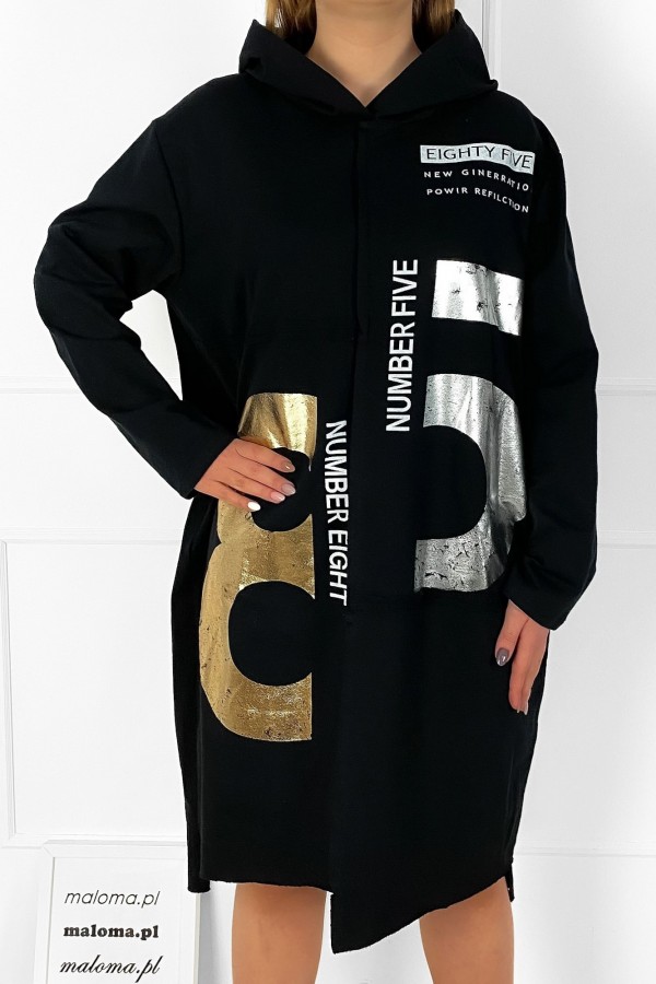 Sukienka dresowa w kolorze czarnym z kapturem kieszenie print number