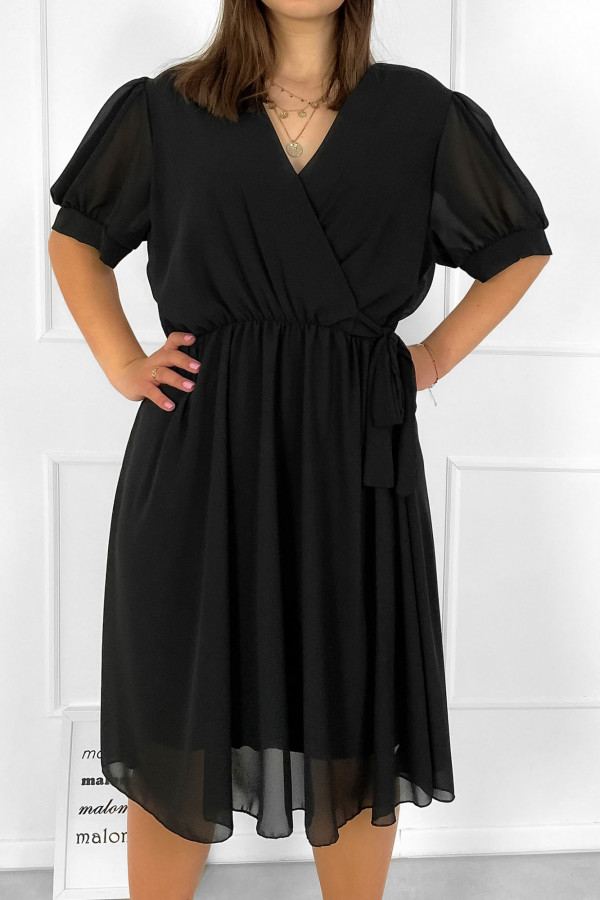 Sukienka plus size w kolorze czarnym kopertowy dekolt Milos