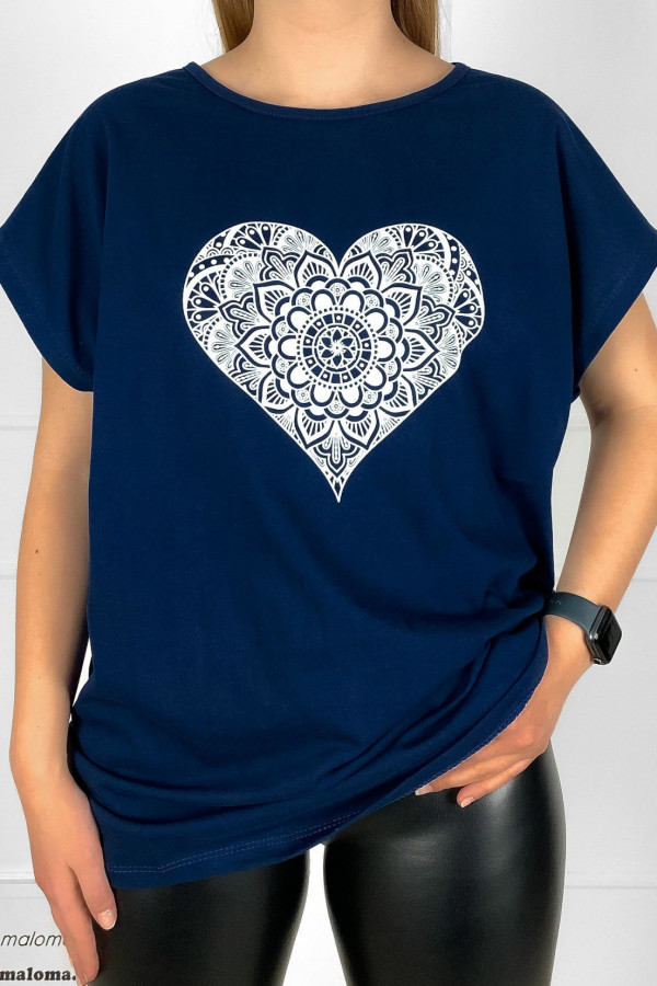 Bluzka damska plus size t-shirt w kolorze granatowym serce folk