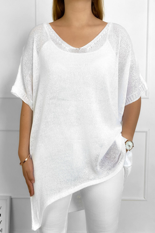 Sweter damski oversize w kolorze białym z dłuższym tyłem Melisa