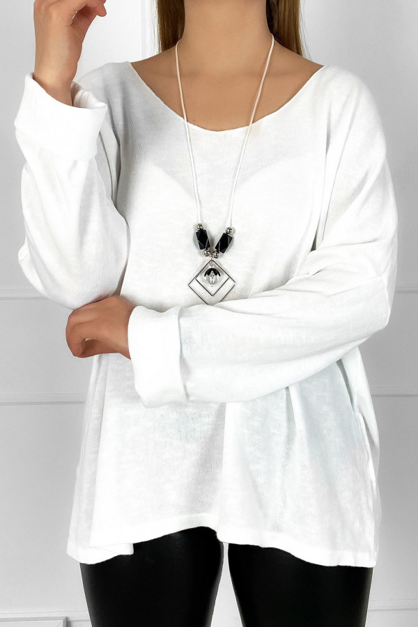 Sweter damski W DRUGIM GATUNKU w kolorze białym oversize z naszyjnikiem Desa