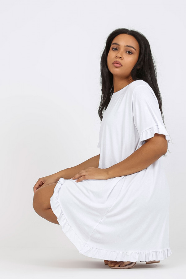 Sukienka plus size w kolorze białym asymetryczna falbanka Cristi 2