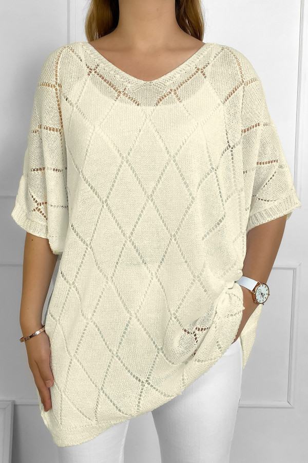 Sweter damski plus size w kolorze kremowym oversize ażurowy w serek Karin