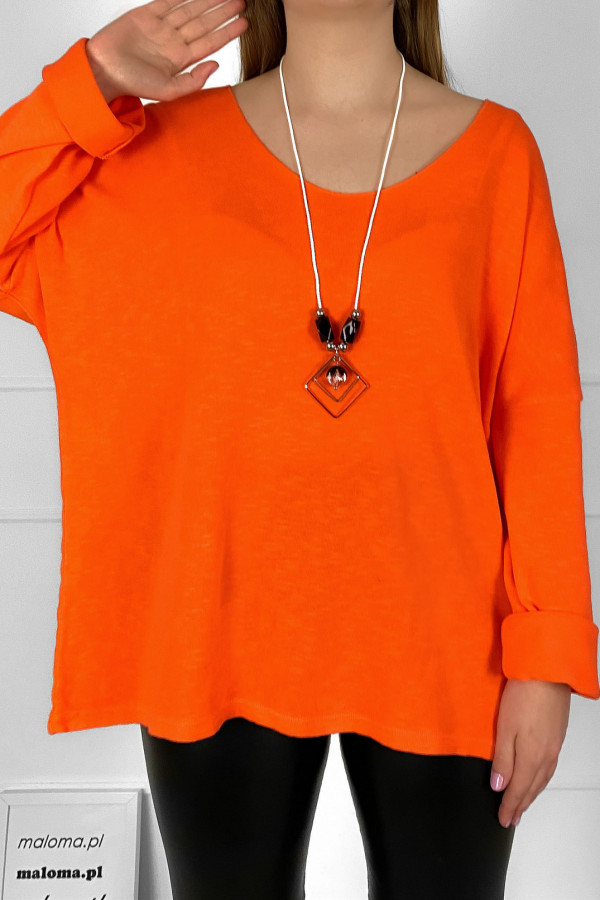 Sweter damski w kolorze pomarańczowym oversize z naszyjnikiem Desa