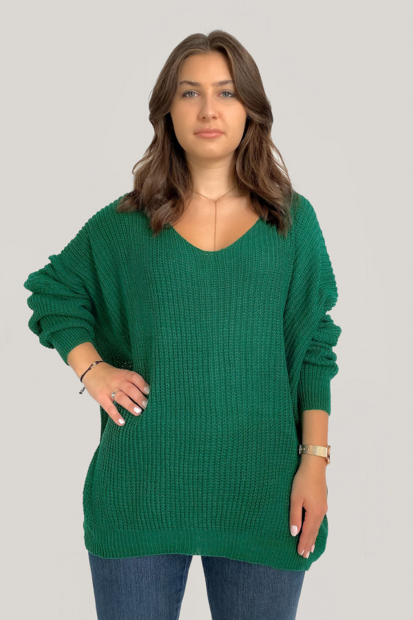 Duży oversize sweter damski w kolorze butelkowej zieleni dekolt V nietoperz Adel 4