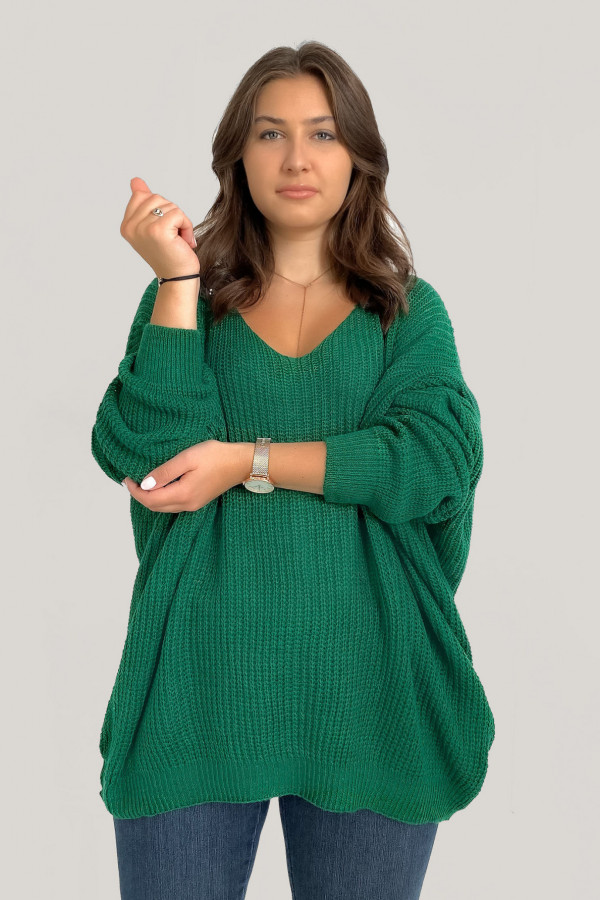 Duży oversize sweter damski w kolorze butelkowej zieleni dekolt V nietoperz Adel 5