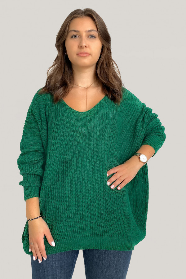 Duży oversize sweter damski w kolorze butelkowej zieleni dekolt V nietoperz Adel 6
