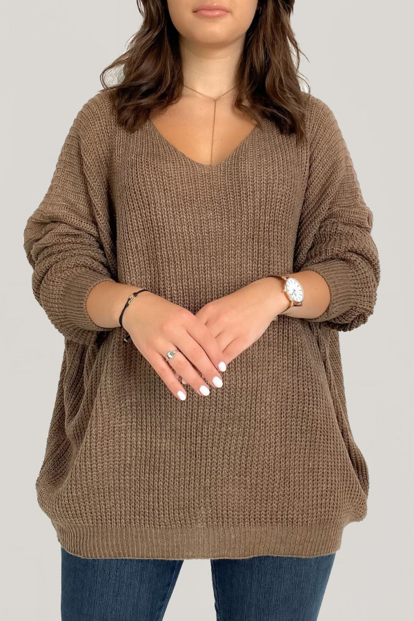 Duży oversize sweter damski w kolorze brązowym dekolt V nietoperz Adel