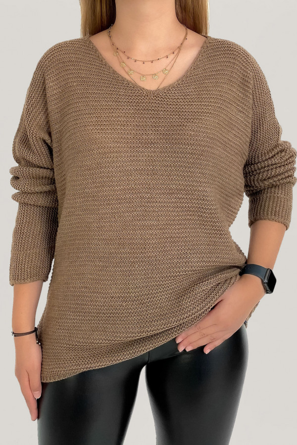 Sweter damski w kolorze brązowym dekolt w serek Fiona
