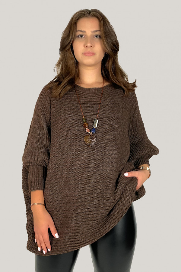 Duży sweter damski oversize w kolorze brązowym nietoperz z naszyjnikiem Shape
