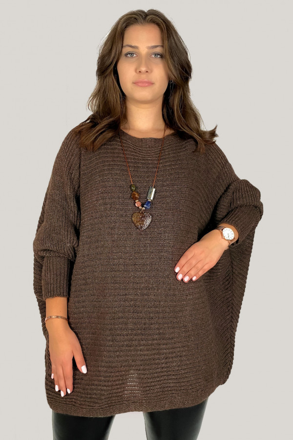 Duży sweter damski oversize w kolorze brązowym nietoperz z naszyjnikiem Shape 3