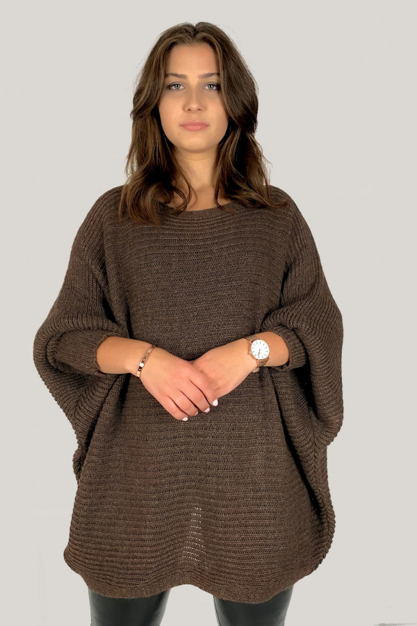Duży sweter damski oversize w kolorze brązowym nietoperz z naszyjnikiem Shape 2