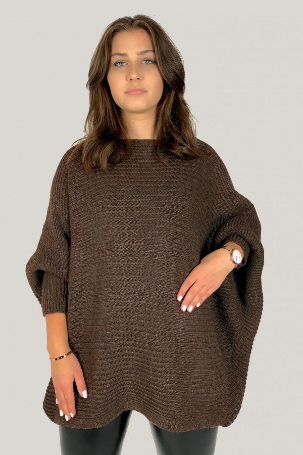 Duży sweter damski oversize w kolorze brązowym nietoperz z naszyjnikiem Shape 7
