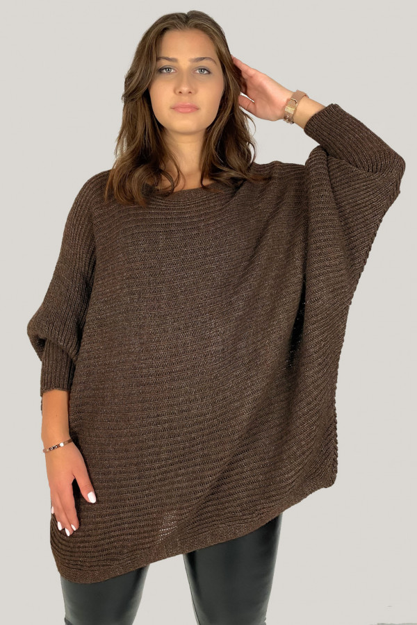 Duży sweter damski oversize w kolorze brązowym nietoperz z naszyjnikiem Shape 5