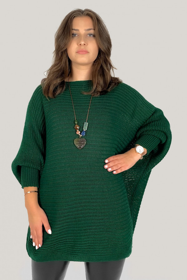 Duży sweter damski oversize w kolorze butelkowej zieleni nietoperz z naszyjnikiem Shape
