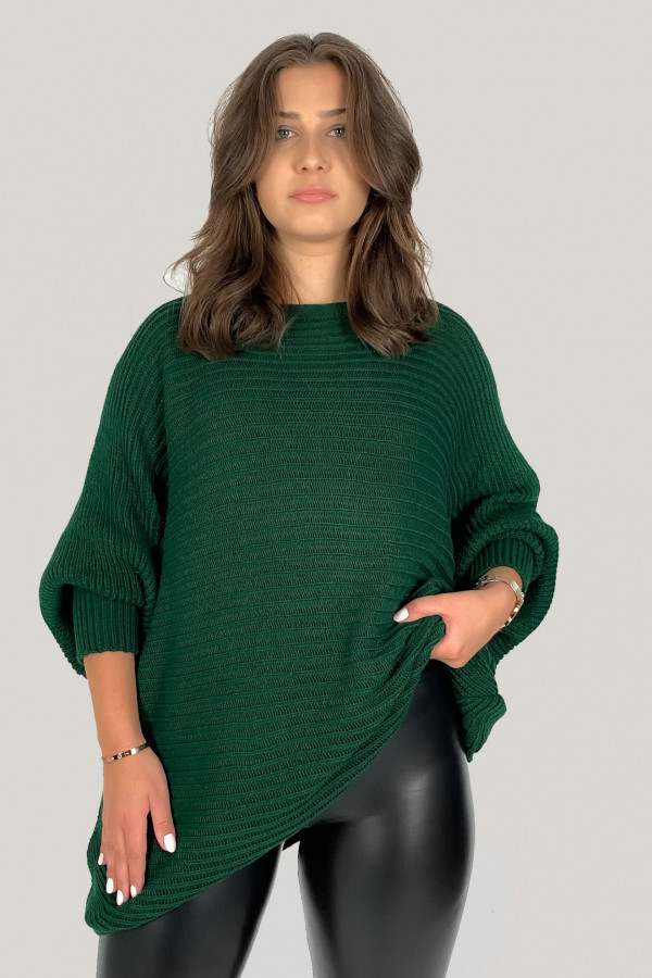 Duży sweter damski oversize w kolorze butelkowej zieleni nietoperz z naszyjnikiem Shape 1