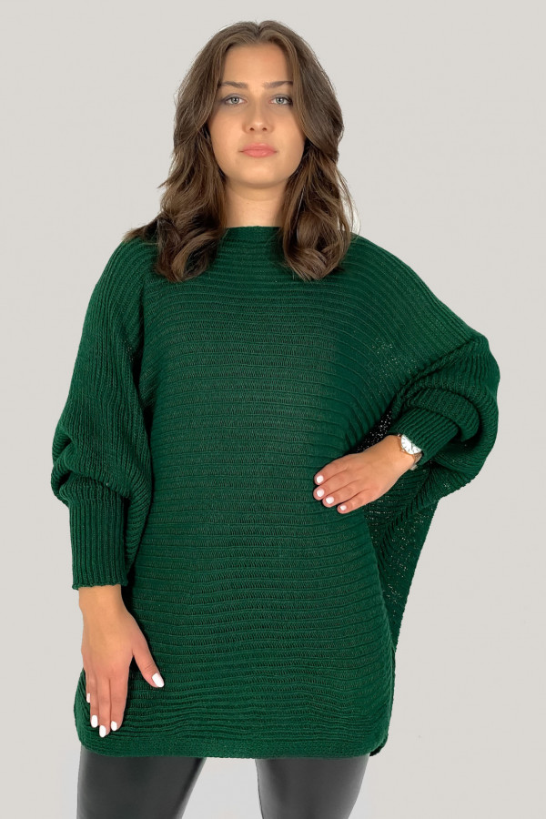 Duży sweter damski oversize w kolorze butelkowej zieleni nietoperz z naszyjnikiem Shape 3