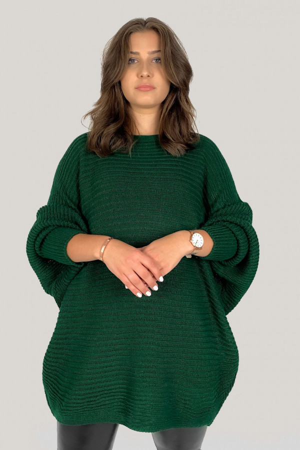 Duży sweter damski oversize w kolorze butelkowej zieleni nietoperz z naszyjnikiem Shape 8
