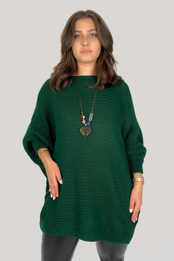 Duży sweter damski oversize w kolorze butelkowej zieleni nietoperz z naszyjnikiem Shape 2