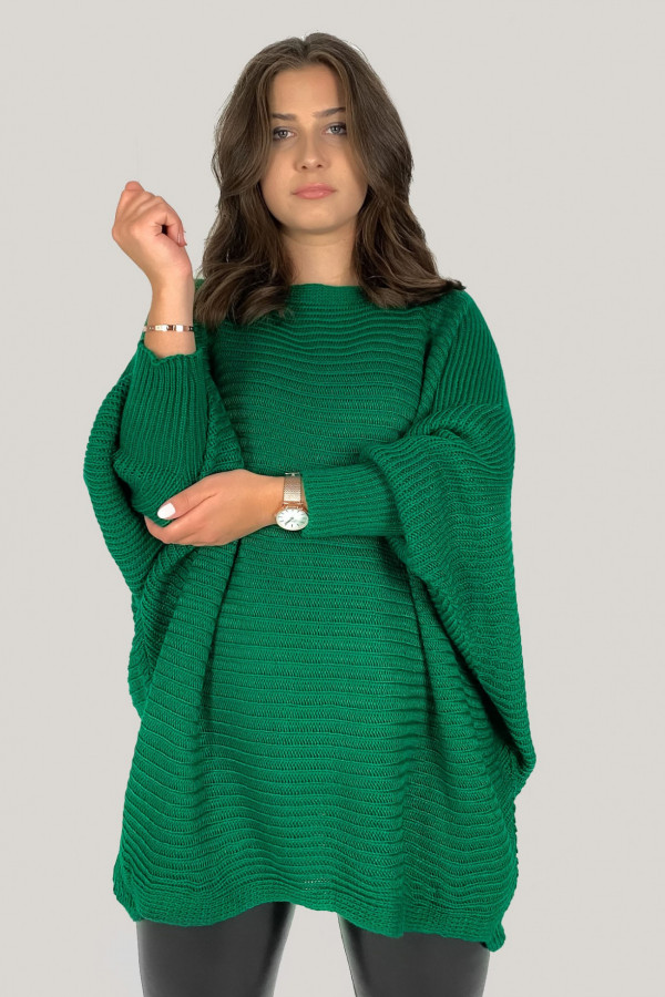 Duży sweter damski oversize w kolorze zielonym nietoperz z naszyjnikiem Shape 1