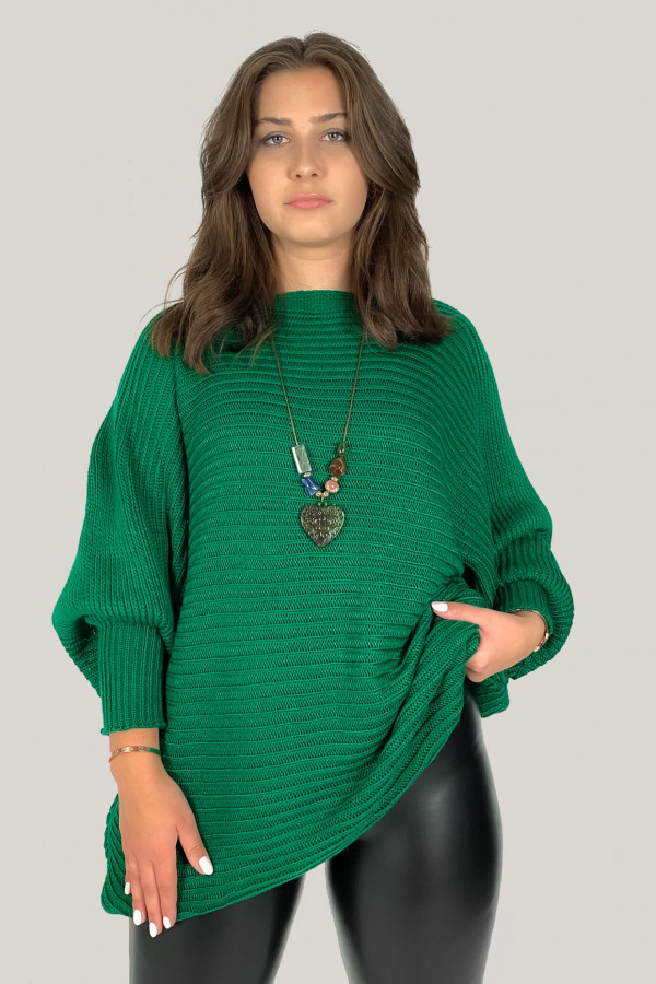 Duży sweter damski oversize w kolorze zielonym nietoperz z naszyjnikiem Shape 4