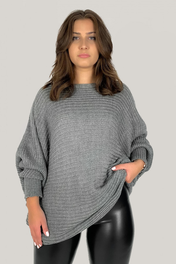 Duży sweter damski oversize w kolorze grafitowym nietoperz z naszyjnikiem Shape 2