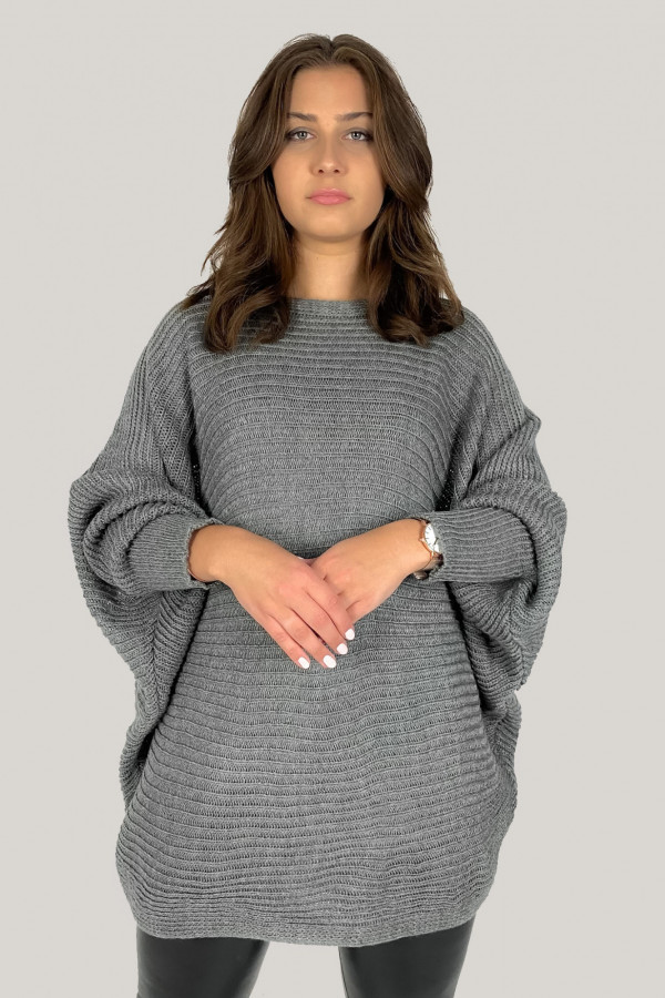 Duży sweter damski oversize w kolorze grafitowym nietoperz z naszyjnikiem Shape 4
