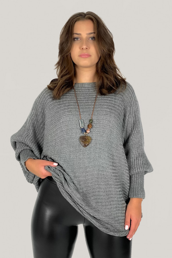 Duży sweter damski oversize w kolorze grafitowym nietoperz z naszyjnikiem Shape 1
