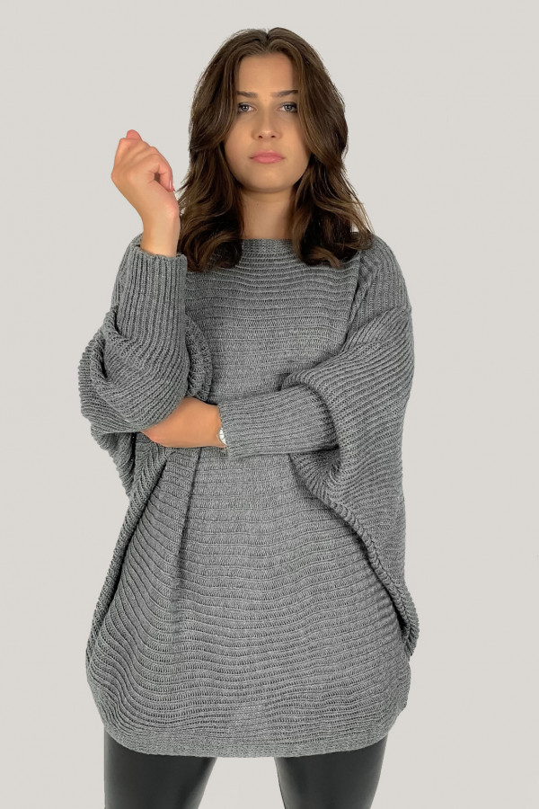 Duży sweter damski oversize w kolorze grafitowym nietoperz z naszyjnikiem Shape 5