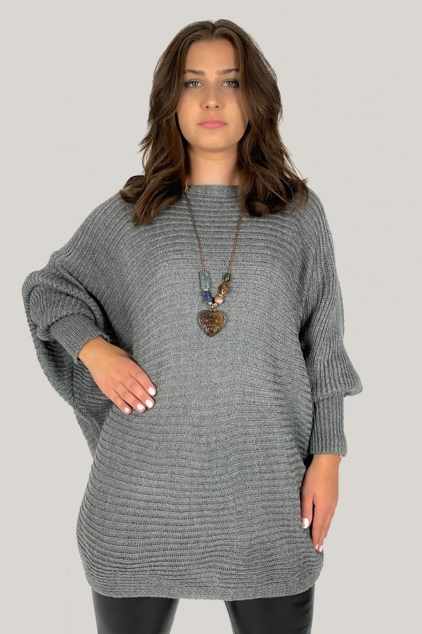 Duży sweter damski oversize w kolorze grafitowym nietoperz z naszyjnikiem Shape 3