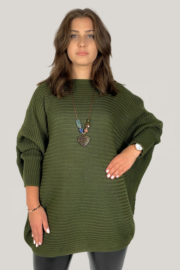 Duży sweter damski oversize w kolorze khaki nietoperz z naszyjnikiem Shape