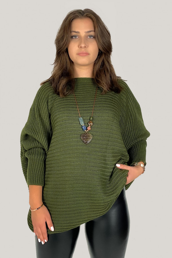 Duży sweter damski oversize w kolorze khaki nietoperz z naszyjnikiem Shape 1