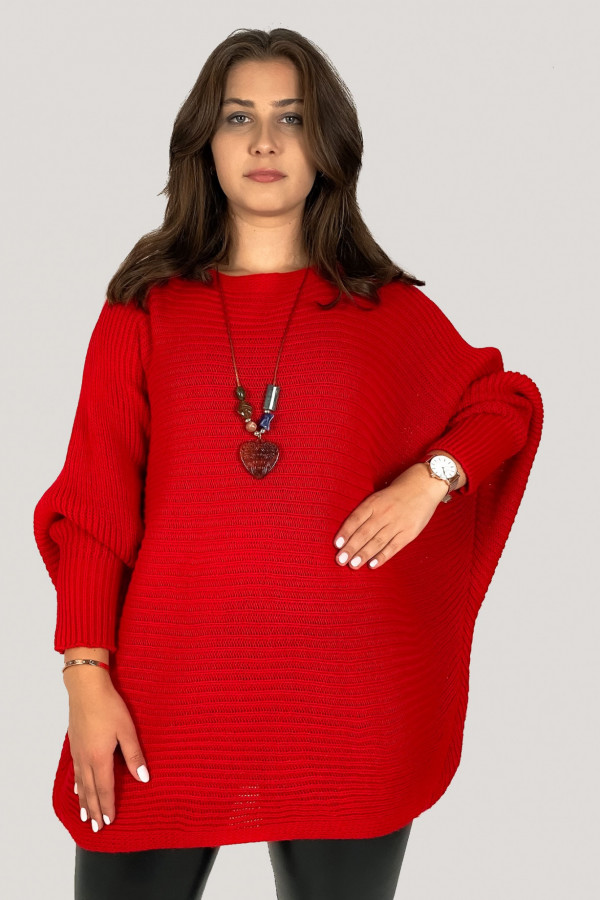 Duży sweter damski oversize w kolorze czerwonym nietoperz z naszyjnikiem Shape