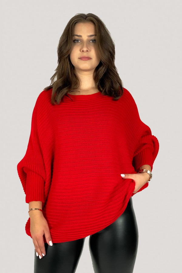 Duży sweter damski oversize w kolorze czerwonym nietoperz z naszyjnikiem Shape 2