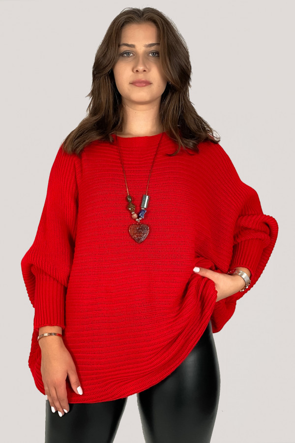 Duży sweter damski oversize w kolorze czerwonym nietoperz z naszyjnikiem Shape 4