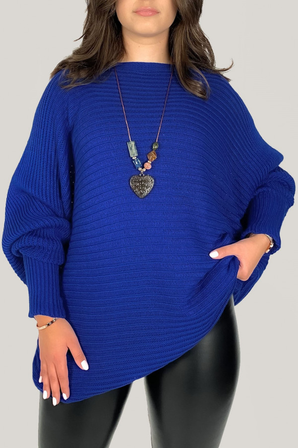 Duży sweter damski oversize w kolorze kobaltowym nietoperz z naszyjnikiem Shape